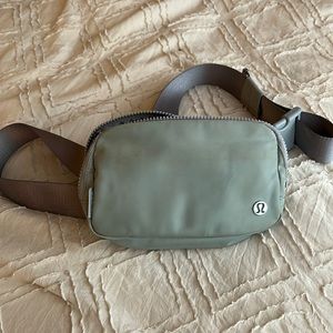 Lululemon Everywhere Belt Bag - Silver Drop